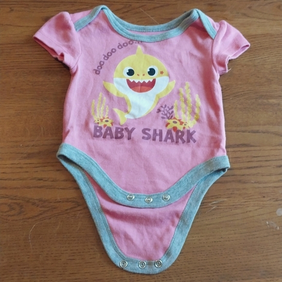 Lot of 3 Baby Shark Onsies 0-3m - Picture 4 of 6
